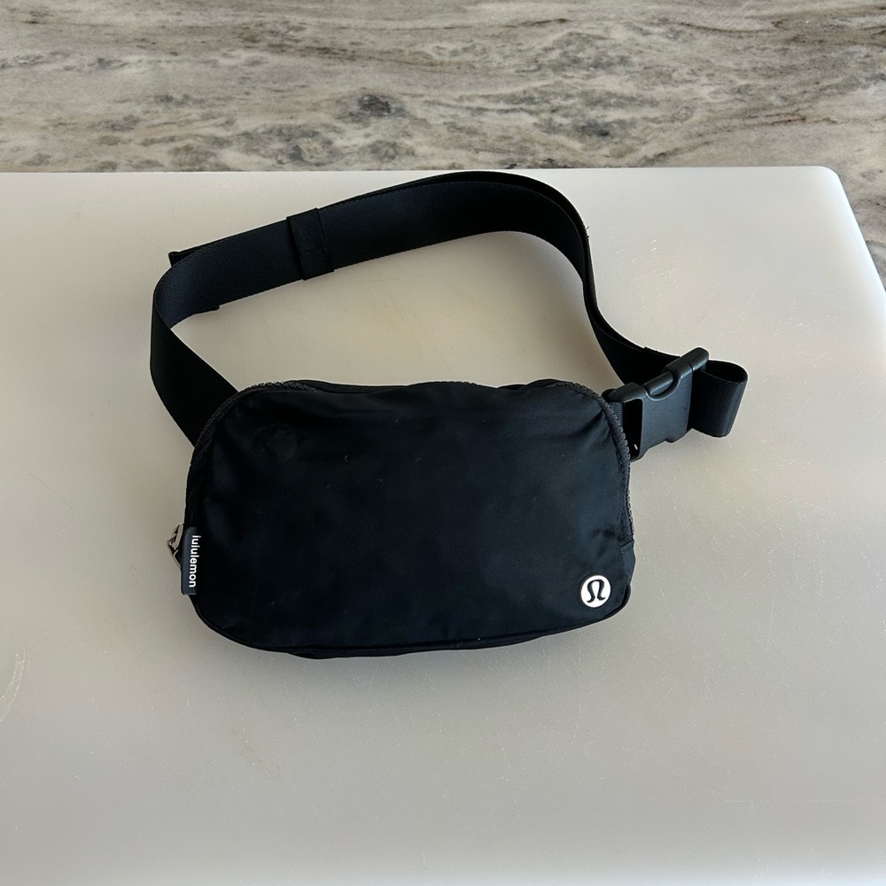 lululemon Everywhere Belt Bag